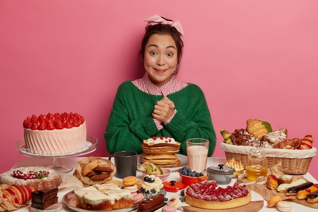 Free photo young beautiful woman enjoying a wholesome dinner