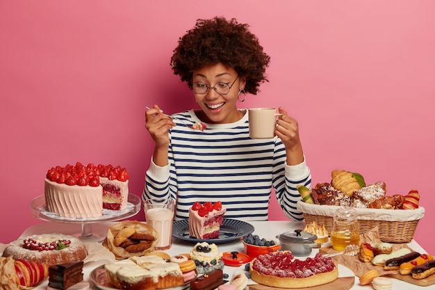 Free photo young beautiful woman enjoying a wholesome dinner