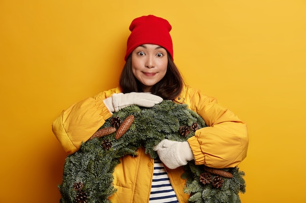 Free photo young beautiful woman holding christmas decorations