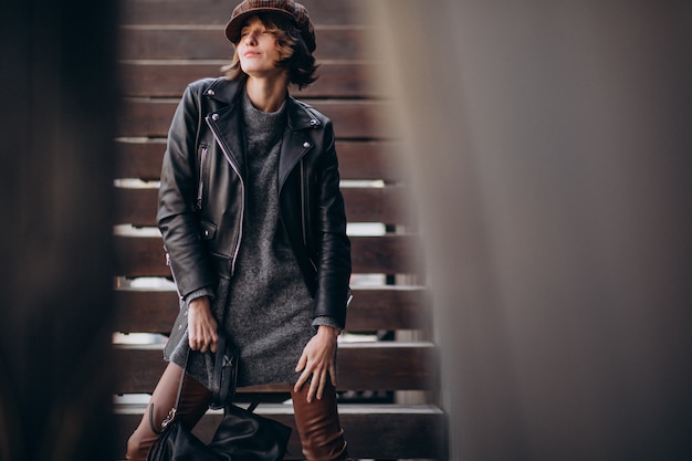 Free photo young beautiful woman in leather jacket outside the street