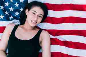 무료 사진 미국 국기에 누워 젊은 아름 다운 여자
