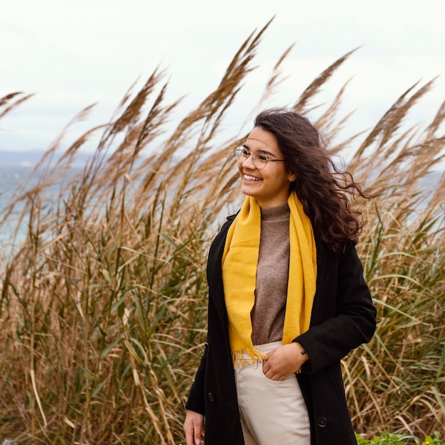 Free photo young beautiful woman in nature