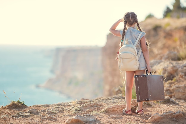 若い美しい女性の屋外