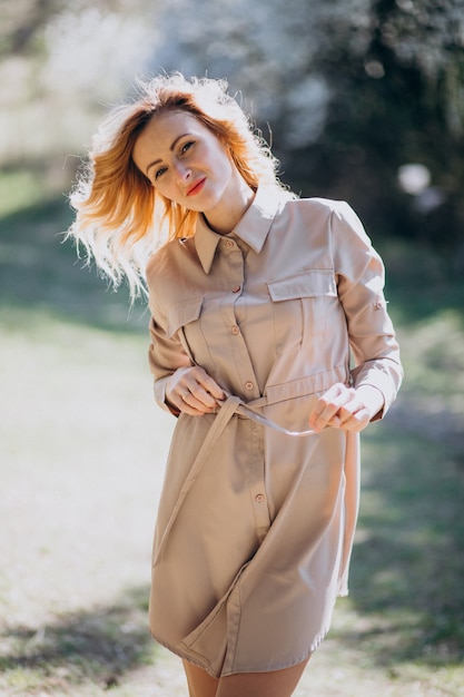 Free photo young beautiful woman in the park