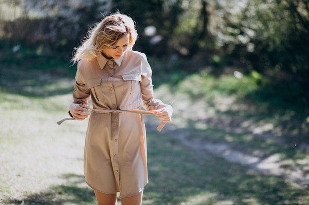 Foto gratuita giovane bella donna nel parco