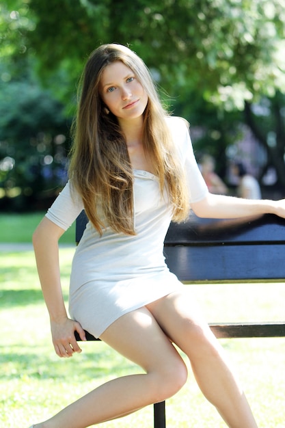Молодая и красивая женщина в парке