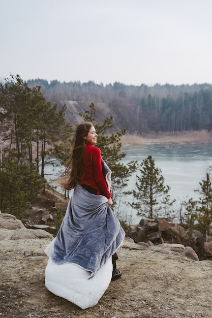 Giovane bella donna che posa su un lago