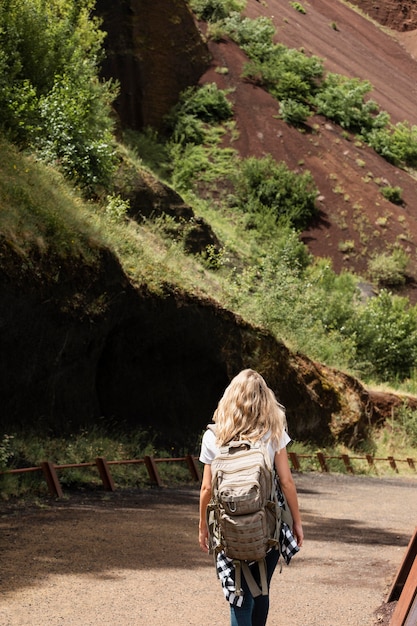 無料写真 山を旅する若い美しい女性