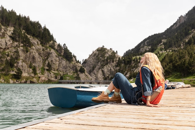 Foto gratuita giovane bella donna che viaggia in montagna