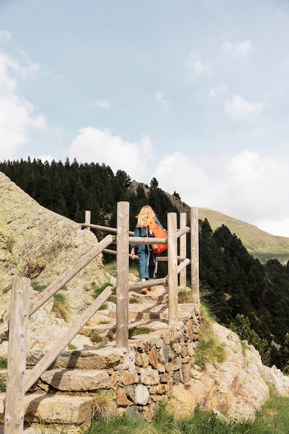 山を旅する若い美しい女性