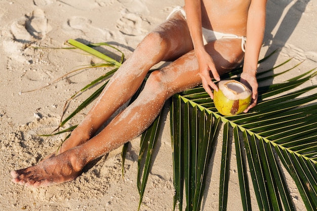 Foto gratuita giovane bella donna sulla spiaggia tropicale, vacanze estive in thailandia