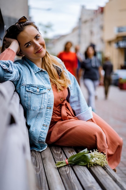 若い美しい女性がヨーロッパの街を歩き回る、ストリート写真、市内中心部でポーズをとる女性