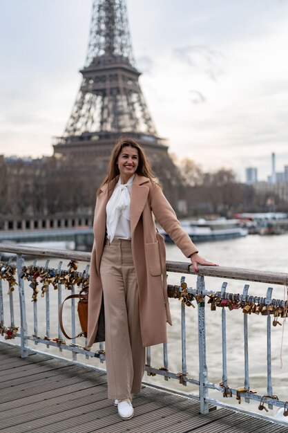 молодая красивая женщина гуляет по Парижу. Концепция счастливого фото путешествия.