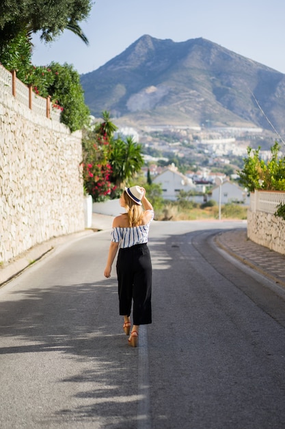 молодая красивая женщина гуляет по улицам небольшого европейского городка. летний отпуск