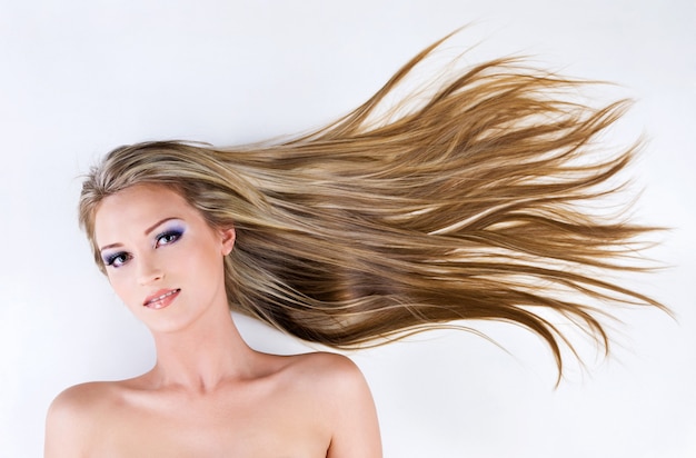 Foto gratuita giovane bella donna con i capelli di bellezza