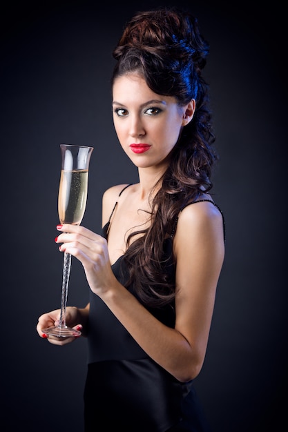 Бесплатное фото Молодая красивая женщина с шампанским