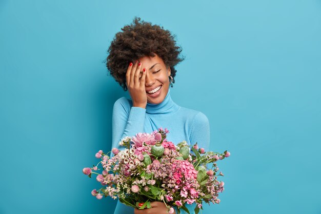 Foto gratuita giovane bella donna con capelli ricci isolati