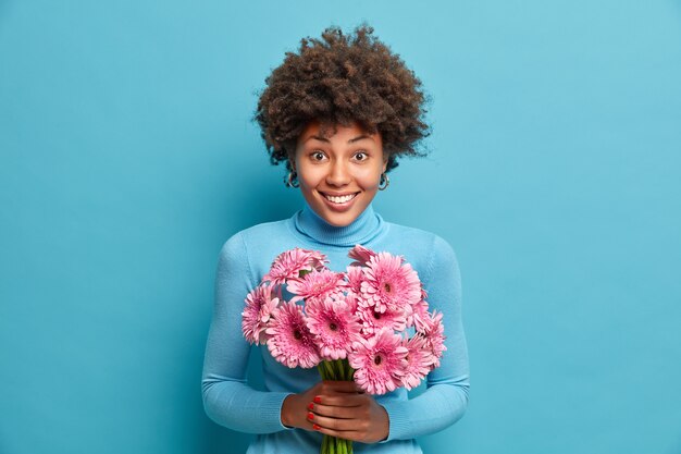 美しい花の臭いがする女性と女性の日 無料のベクター 美しい花の臭いがする女性と女性の日 無料のベクター
