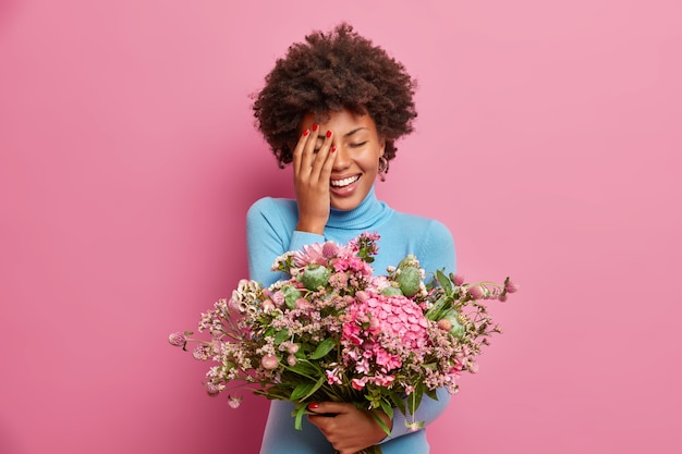 Foto gratuita giovane bella donna con capelli ricci isolati