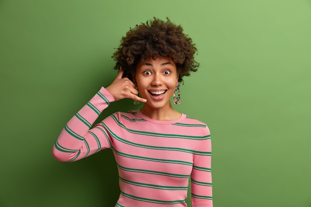 Giovane bella donna con capelli ricci isolati