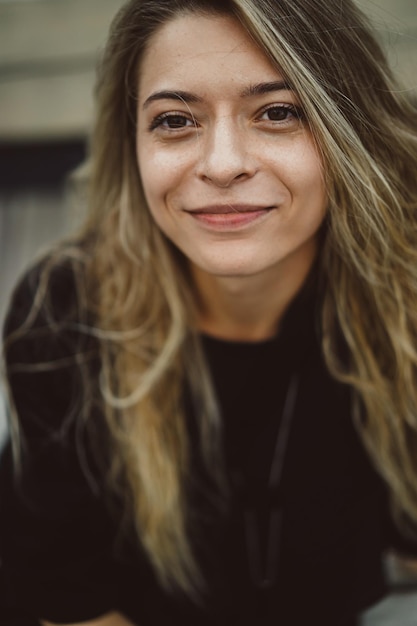 Foto gratuita giovane bella donna con i capelli lunghi fuori posa ritratto primo piano.