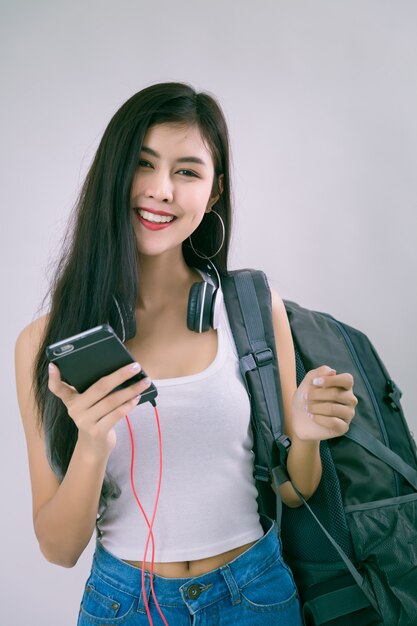 スマートフォンを持つ若い美しい女性