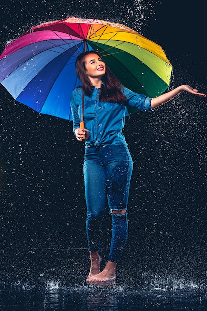 傘を持つ若い美しい女性。