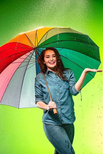 傘を持つ若い美しい女性。