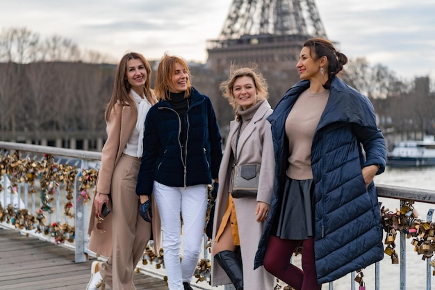 Foto gratuita giovani belle donne amiche viaggiano, si fanno selfie sullo smartphone, ridono. parigi. il concetto di una foto di viaggio felice. giovani felici che si fanno selfie in città