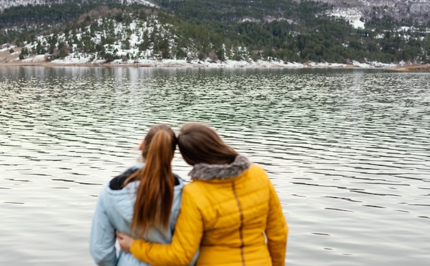 Foto gratuita giovani belle donne in natura