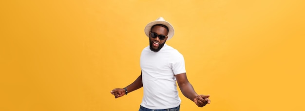 Free photo young black man top dancing isolated on a yellow background