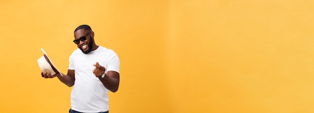 Молодой черный мужчина танцует на желтом фоне