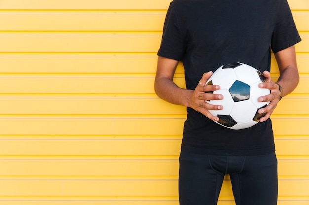 Foto gratuita giovane uomo di colore con pallone da calcio