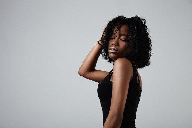 短い巻き毛のstuidoportritを持つ若い黒人混血の女性