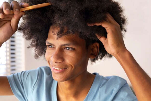 アフロヘアーの世話をしている若い黒人