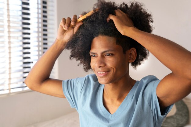 アフロヘアーの世話をしている若い黒人