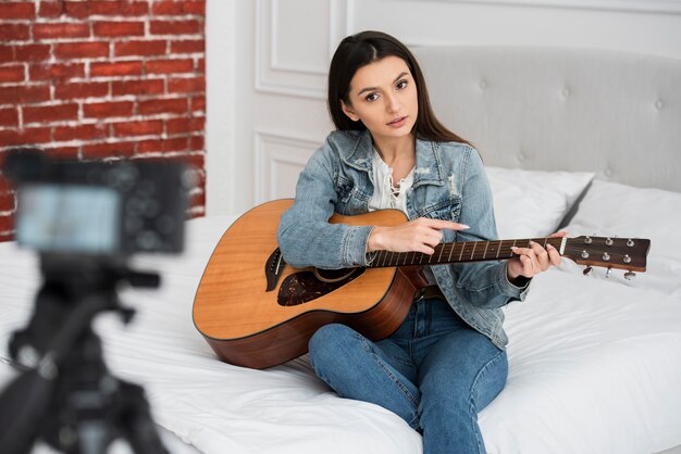 기타를 연주하는 방법을 가르치는 젊은 블로거