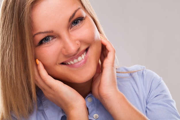 Free photo young blond woman smiling