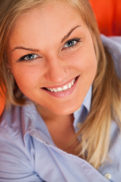 Free photo young blond woman smiling