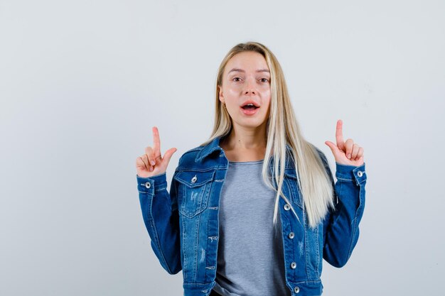 分離された若いブロンドの魅力的な女性