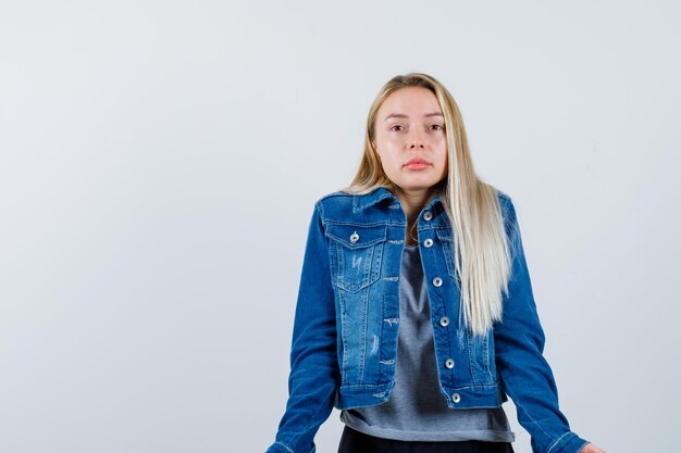 Foto gratuita giovane donna affascinante bionda isolata