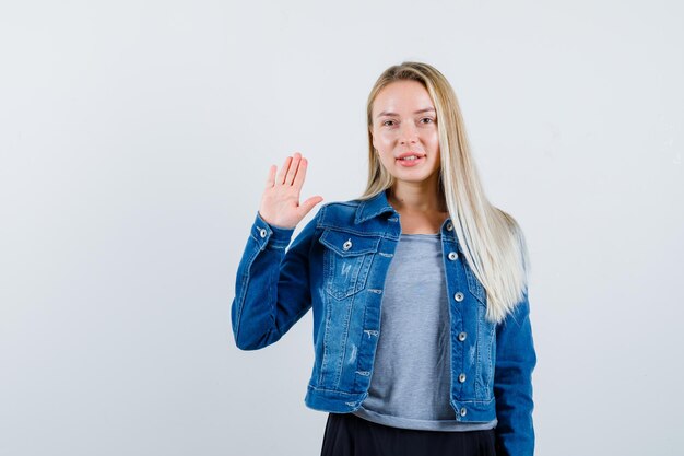 分離された若いブロンドの魅力的な女性