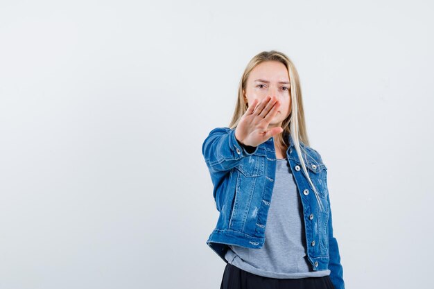 Foto gratuita giovane donna affascinante bionda isolata