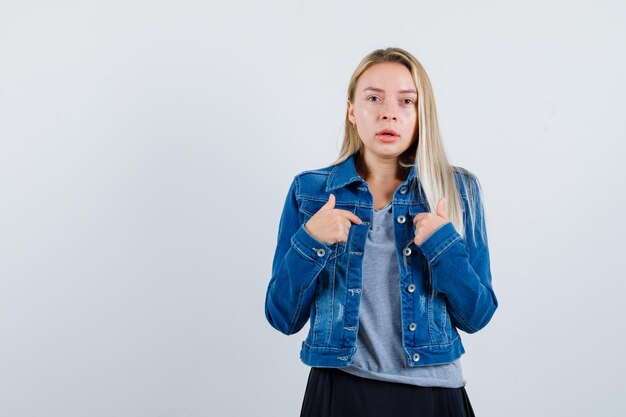 分離された若いブロンドの魅力的な女性