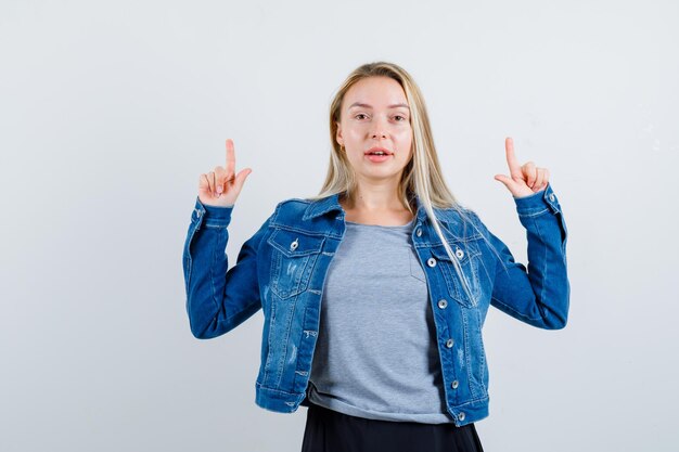 分離された若いブロンドの魅力的な女性