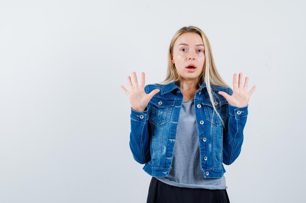 分離された若いブロンドの魅力的な女性