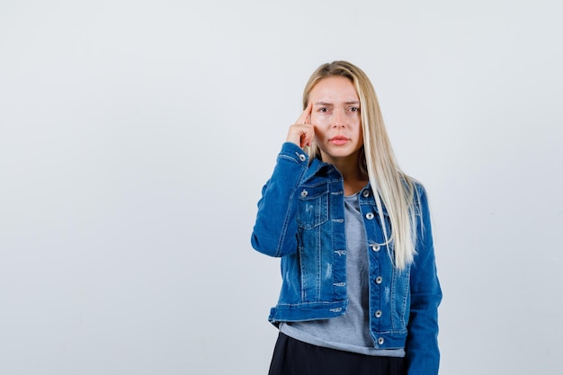 Giovane donna affascinante bionda isolata