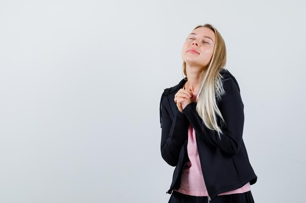 分離された若いブロンドの魅力的な女性