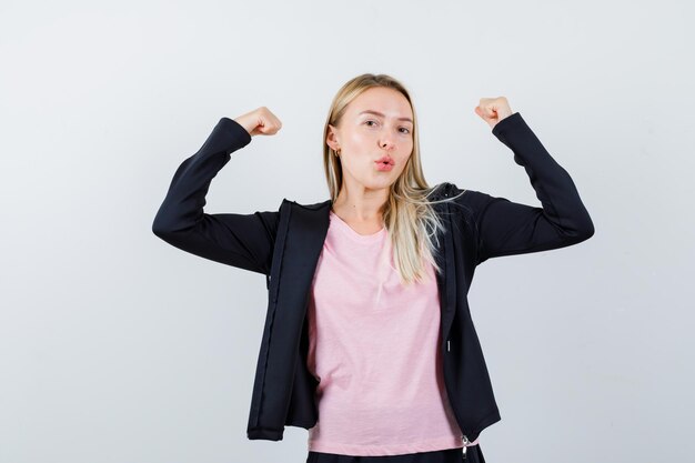 分離された若いブロンドの魅力的な女性