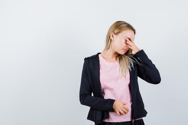 分離された若いブロンドの魅力的な女性